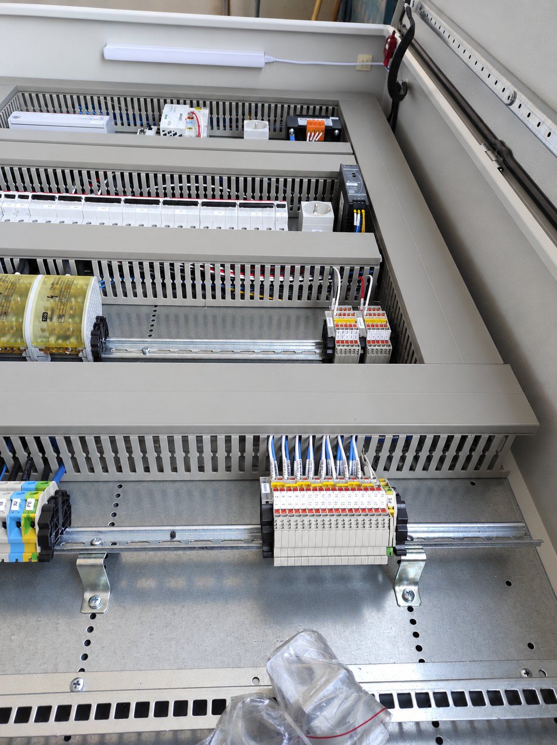 Poliya · Panel Assemblies — Internal equipment layout
