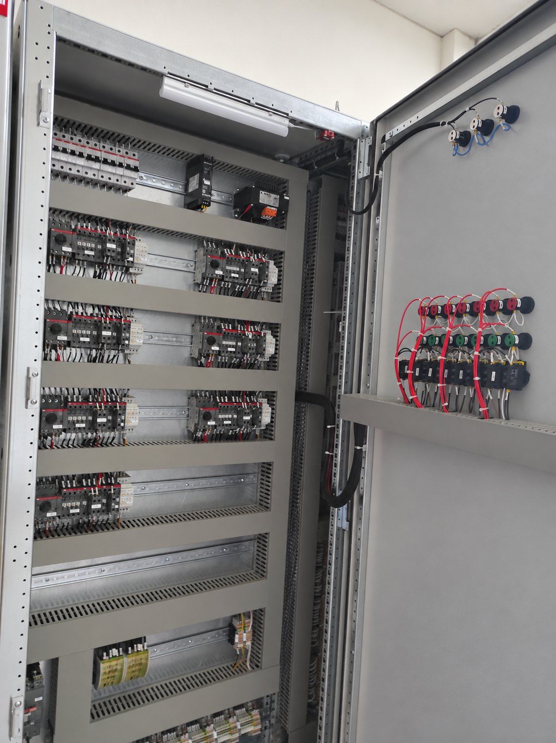 Poliya · Panel Assemblies — Internal equipment layout